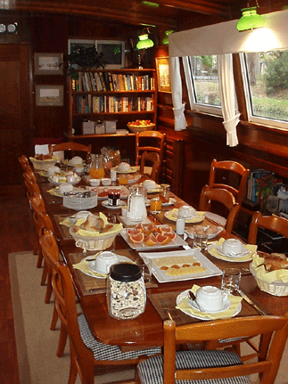 Desayuno preparado en el comedor principal del "Athos" CRUCEROS FLUVIALES CANALES DE FRANCIA CANAL DU MIDI ATHOS DESCUENTOS OFERTAS CRUCEROS EN FAMILIA CRUCEROS EN GRUPO ALQUILER CHARTER DE CRUCEROS BARCOS PRIVADOS CRUCEROS SUR DE FRANCIA GASTRONOMIA FRANCESA CRUCEROS DE LUJO CRUCEROS PRIVADOS